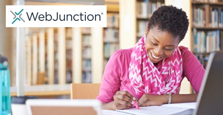 Frau, die in der Bibliothek lernt Frau, die in der Bibliothek lernt