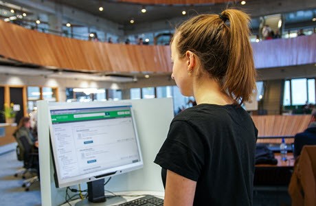 Student in de bibliotheek van Wageningen University &amp; Research
