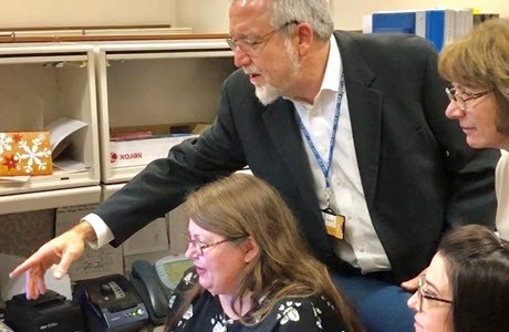 (de arriba hacia abajo) Tod Colgrove, Kathy Rush, Kelly Robertson y Joy Holt ingresando el primer registro de realidad extendida (RE) en WorldCat