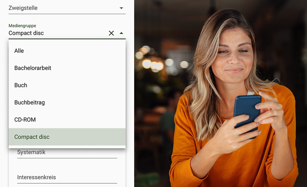 Abbildung: Frau bei der Mediensuche in der YourBib App