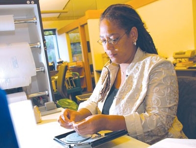 Femme cataloguant un DVD