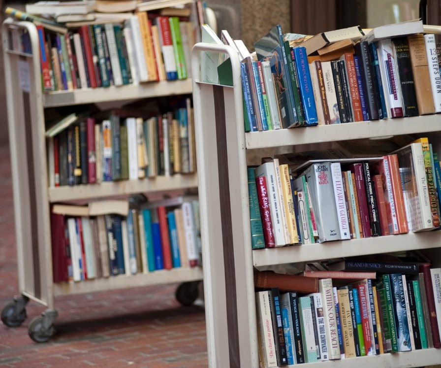 Livres sur charriot dans une bibliothèque