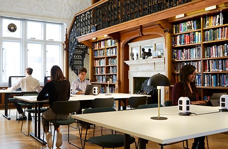 Foto: Innenansicht der Bibliothek des Institution of Mechanical Engineers; Personen arbeiten an Laptops