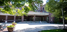 photo : extérieur de la bibliothèque Albertsons de Boise State University