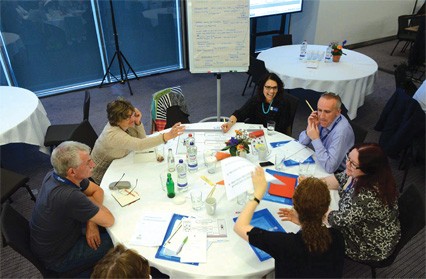 Un groupe se réunit autour d'une table