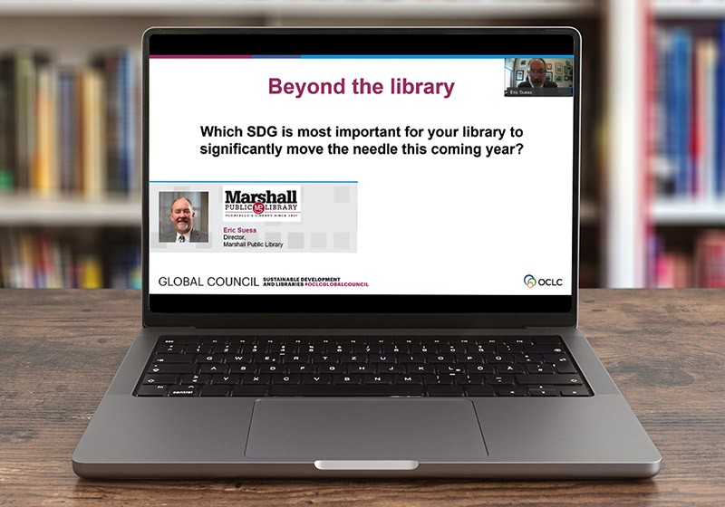 Fotoillustration: Webinar zum Thema Nachhaltigkeit auf Laptop in der Bibliothek