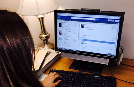 Student at Goucher College using the library's WorldCat Discovery service