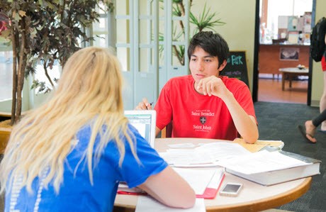 Étudiants dans la bibliothèque du College of Saint Benedict and Saint John's University