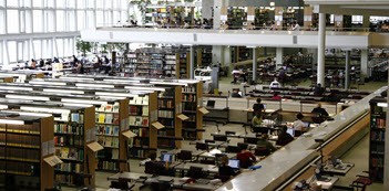 Espace de lecture et étagères de la Staatsbibliothek zu Berlin
