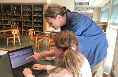 Adam Siegel legt FirstSearch uit aan een student van UC Davis