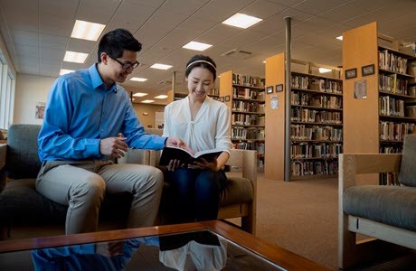 Studenten in de bibliotheek van Gateway Seminary