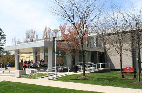 Studierende vor der Ryan Matura Library an der Sacred Heart University