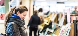 Klant die boeken bekijkt in Bibliotheek Rotterdam
