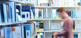 Student in der Bibliothek der University of Suffolk