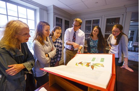 Keith explica el facsímil de la Saint John’s Bible en préstamo a Saint Anselm College