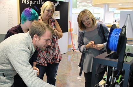 Estudiantes en el MakerspaceMHC del Medicine Hat College