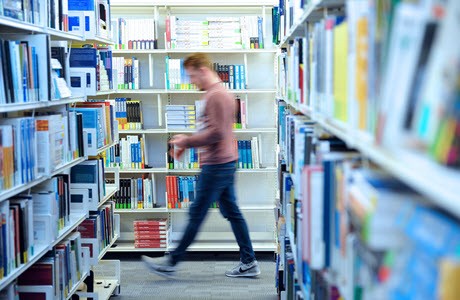 Estudiante en la biblioteca de la University of Suffolk