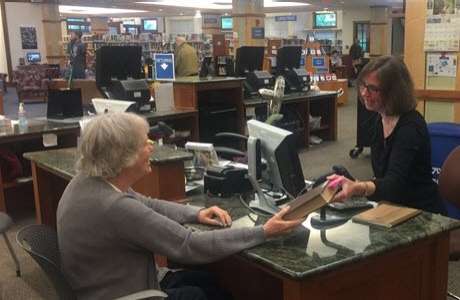 Imagen del escritorio del personal de referencia en Cary Memorial Library