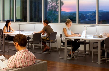 Alumnos estudiando en la biblioteca de Saddleback College