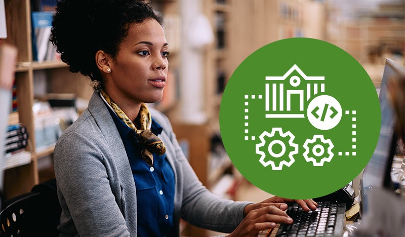 Foto: Bibliotheekmedewerker werkt aan haar bureau