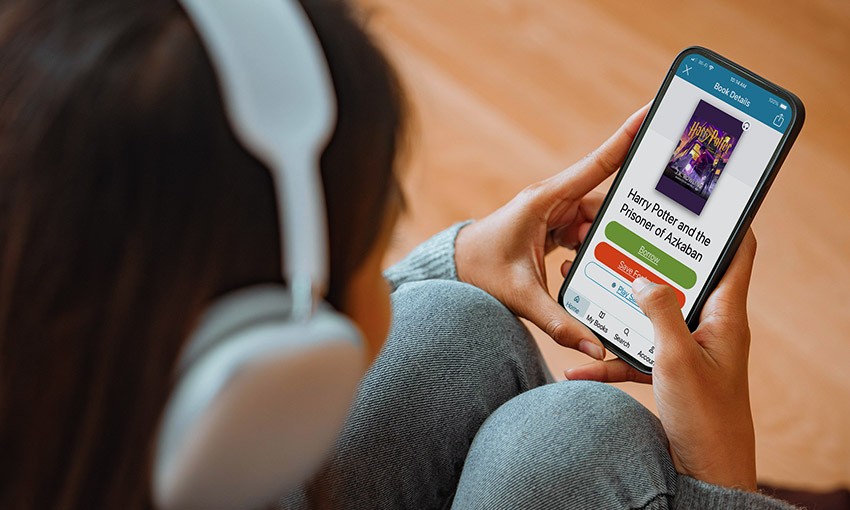 Ilustración fotográfica: Niña abriendo un audiolibro electrónico en su teléfono inteligente