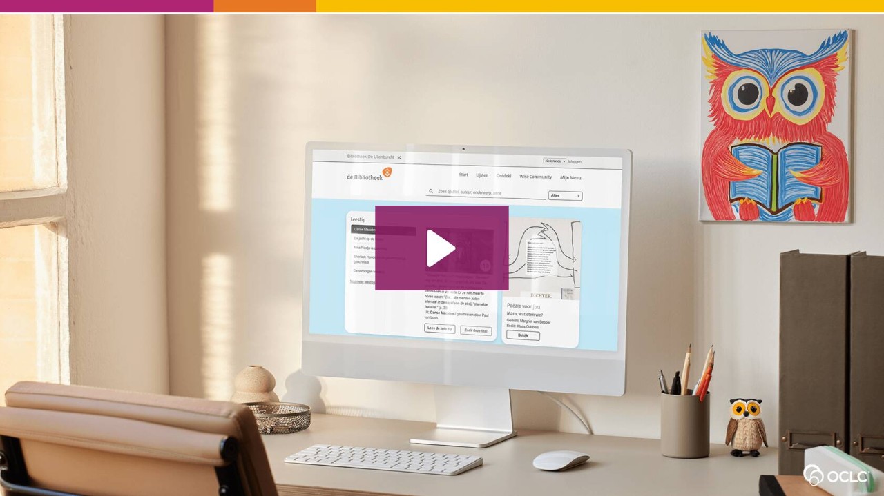 juniorwise-webinar Een moderne werkplek met een computerscherm waarop de jeugdcatalogus juniorWise te zien is. Op het scherm staat een paarse afspeelknop, klaar om een video te starten. Een kleurrijke tekening van een uil hangt aan de muur, en op het bureau staan kantoorbenodigdheden en een klein uilenbeeldje.