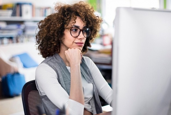 Bibliothécaires utilisant un ordinateur