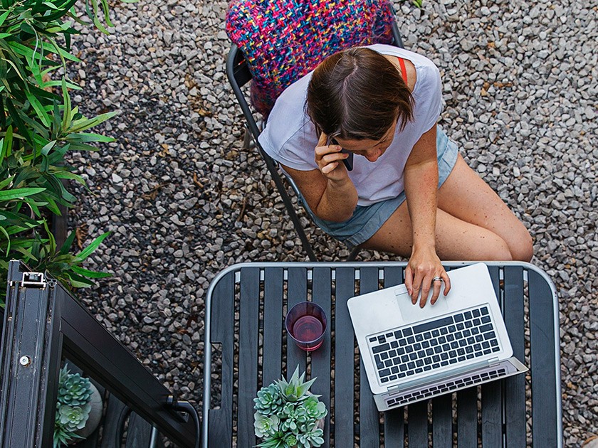 Photo : femme utilisant une tablette dans une bibliothèque