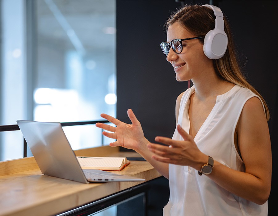 Foto: Bibliothecaris woont online webinar bij