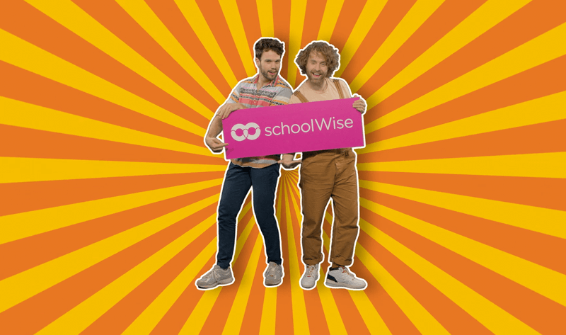 schoolwise-biebboys Twee mensen houden een paars bord vast met daarop het logo van schoolWise, tegen een achtergrond met oranje en gele stralen. Het beeld straalt energie en vrolijkheid uit.