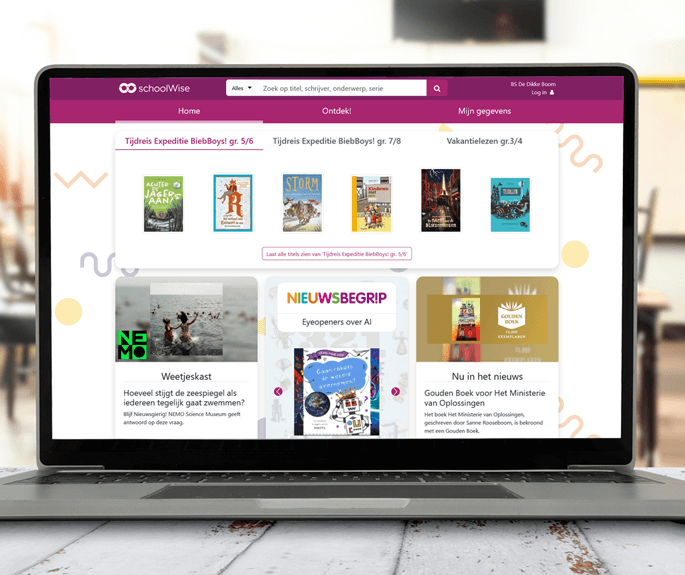   Een laptop met daarop de interface van schoolWise weergegeven. Op het scherm zijn verschillende lees- en educatieve opties te zien, zoals boekentips voor verschillende groepen, een weetjeskast, nieuwsbegrip en actuele nieuwsitems. De interface heeft een paarse en witte kleurstelling en is gericht op kinderen en educatie. De laptop staat op een houten tafel met een onscherpe achtergrond.