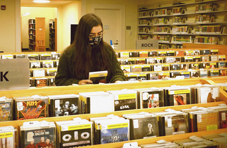 Bibliotheksbesucher beim Stöbern in der Lakewood Public Library